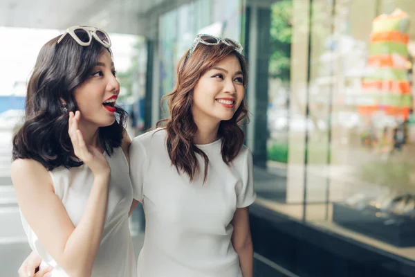 Two girls with shopping bags — Stock Photo, Image