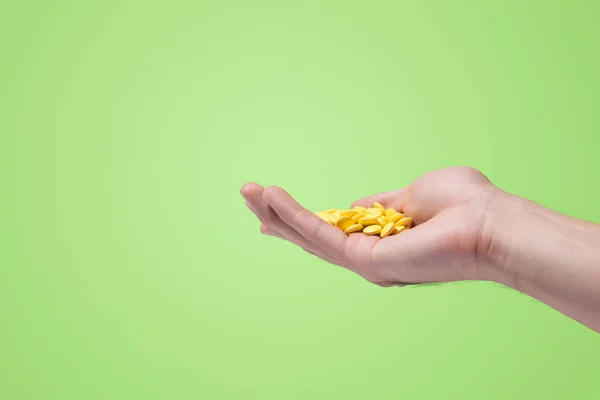 Gult piller i hand — Stockfoto