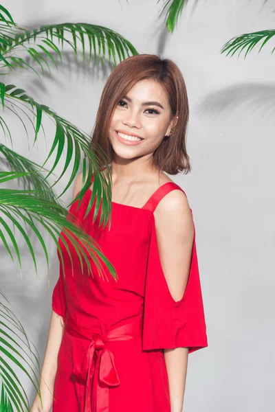 Mujer sonriente en vestido rojo — Foto de Stock