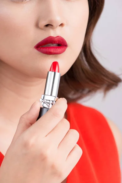 Mujer con labios rojos y lápiz labial — Foto de Stock