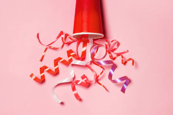 Coupe en papier avec banderoles de fête — Photo