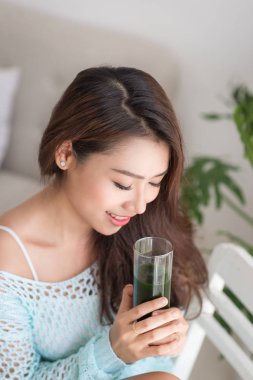 Yeşil suyu içme kadın