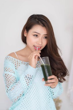 Yeşil suyu içme kadın