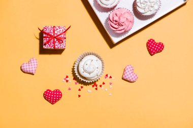 Kağıt kutusu ile lezzetli cupcakes