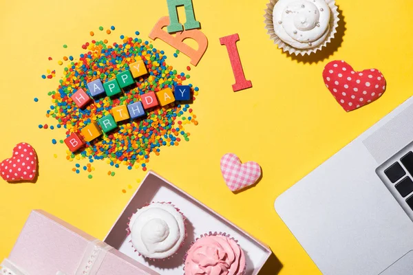 Deliciosos cupcakes com laptop — Fotografia de Stock