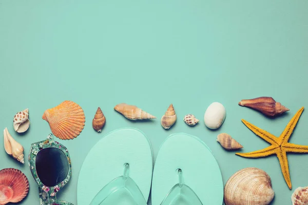 Flipflops, Muscheln und Seesterne — Stockfoto