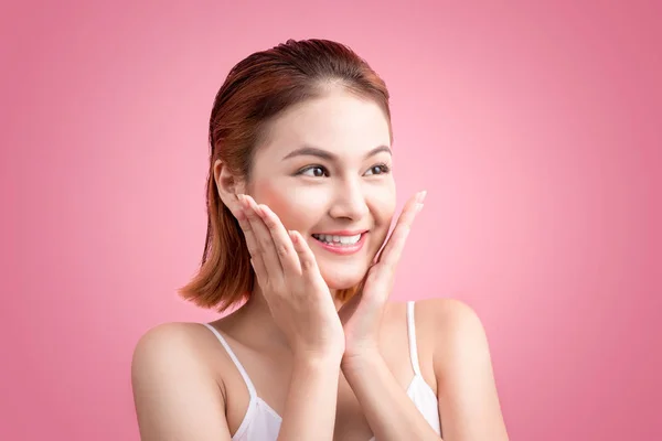 Mujer joven con maquillaje natural — Foto de Stock