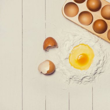 kutusu ve bir un içinde çiğ yumurta