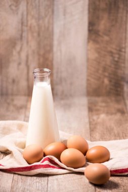 Yumurta ve süt şişesi