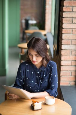 Dijital tablet kullanan iş kadını