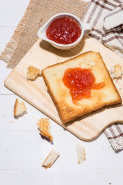 çilek reçeli ile tost