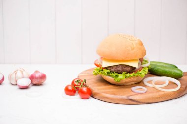 kesme tahtası üzerinde Burger