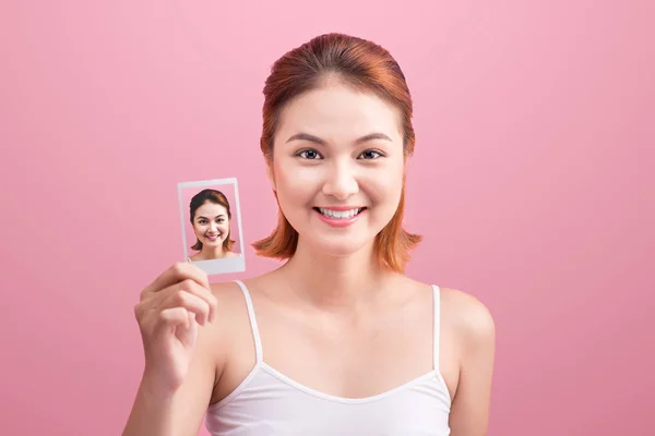 Vrouw met haar polaroid-foto — Stockfoto