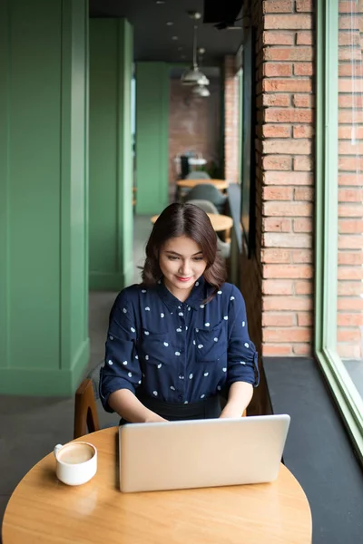 Empresária sentado no café usando laptop — Fotografia de Stock