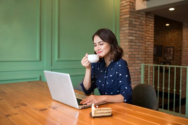 Businesswoman sitting in cafe using laptop — Stock Photo, Image