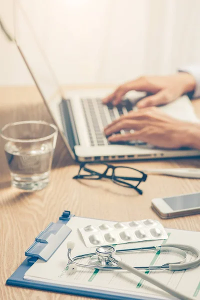 Médico masculino trabalhando no laptop — Fotografia de Stock