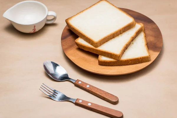 Pão torrado na mesa de madeira — Fotografia de Stock