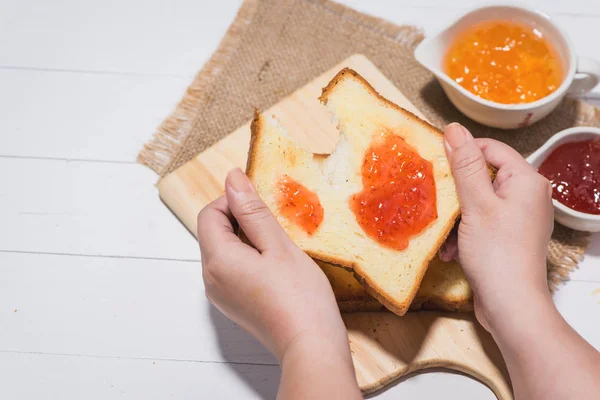 Mãos segurando pão — Fotografia de Stock