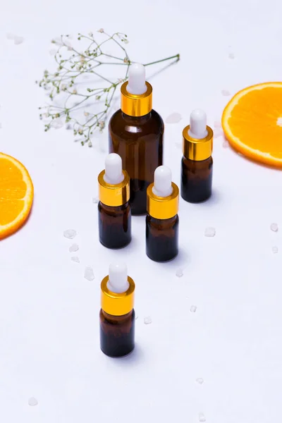 Recipientes cosméticos con rodajas de naranja —  Fotos de Stock