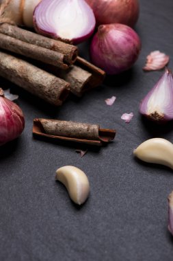 Sarımsak, soğan ve tarçın 