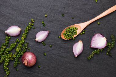 Kırmızı soğan halkaları ve yeşil biber