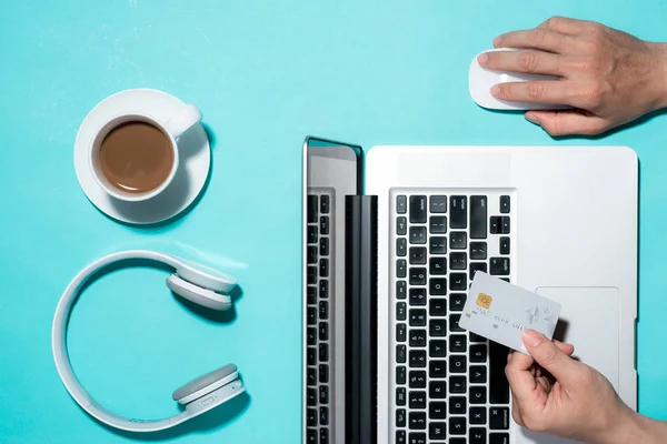 Mãos fazendo pagamento online — Fotografia de Stock