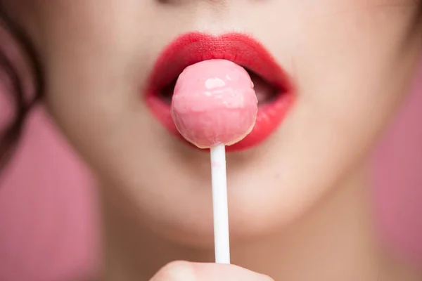 Woman eating lollipop — Stock Photo, Image