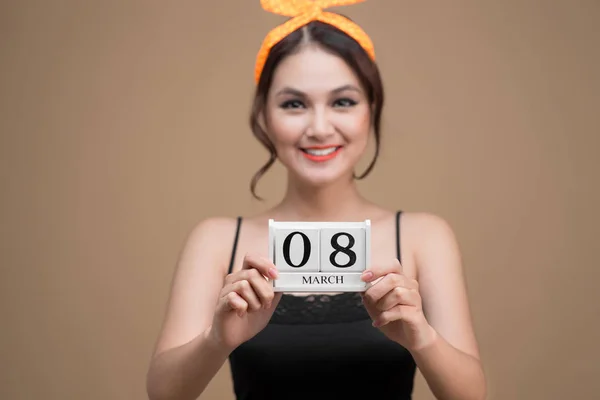 Femeia care deține calendarul martie — Fotografie, imagine de stoc