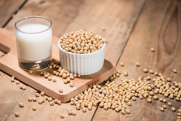 Glas sojamjölk och sojabönor — Stockfoto
