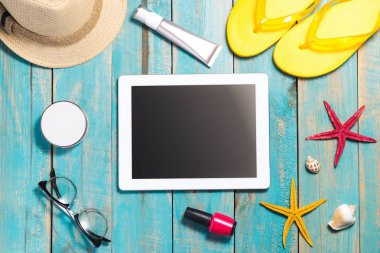 Mavi arka plan üzerinde seyahat aksesuarları