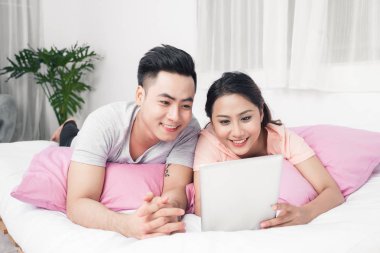 Çift yatakta yatarken ve tablet kullanma