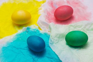 Paskalya yumurtaları boyamak