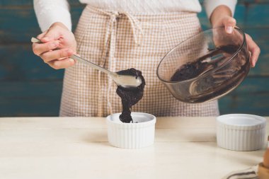 Hamur hazırlama ev kadını