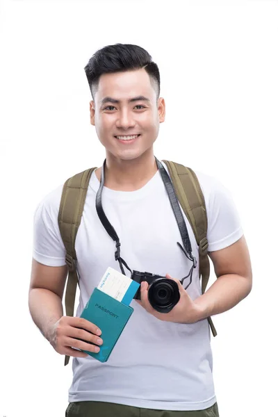 Adam sırt çantası, kamera ve pasaport — Stok fotoğraf