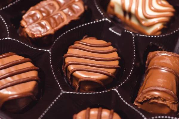 Разновидности шоколада в коробке — стоковое фото