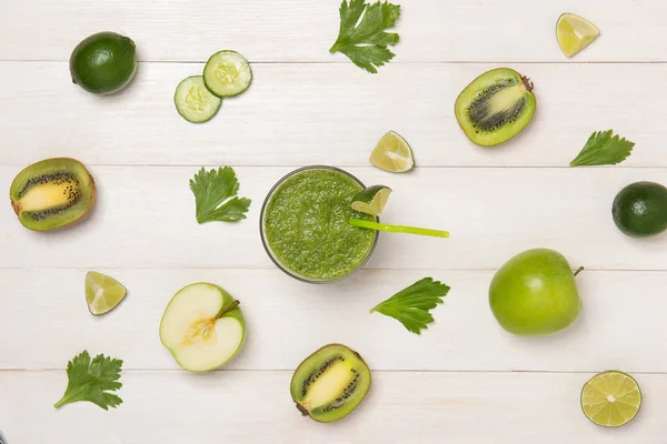 Sticlă de smoothie verde proaspăt — Fotografie, imagine de stoc