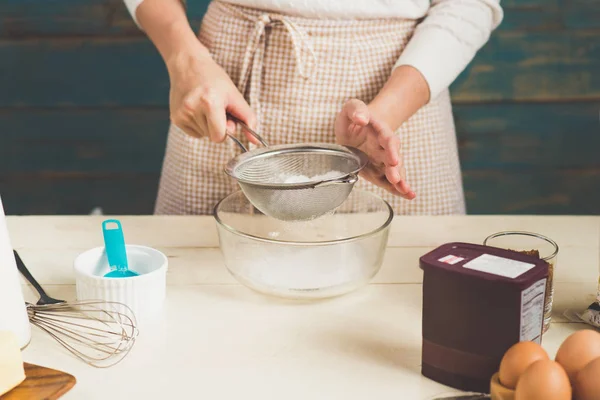 Женщина готовит муку для торта — стоковое фото