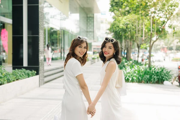 Dwie dziewczyny w białych sukienkach — Zdjęcie stockowe