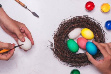 yumurta boyama eller