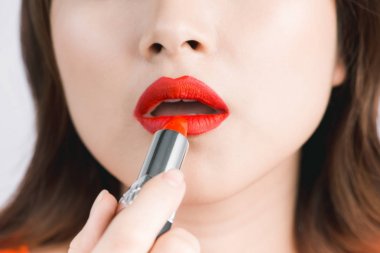 Kırmızı ruj kullanan kadın