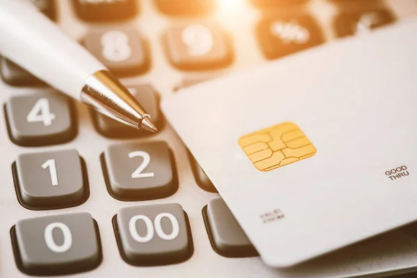 Pera a kreditní kartou na kalkulačce — Stock fotografie