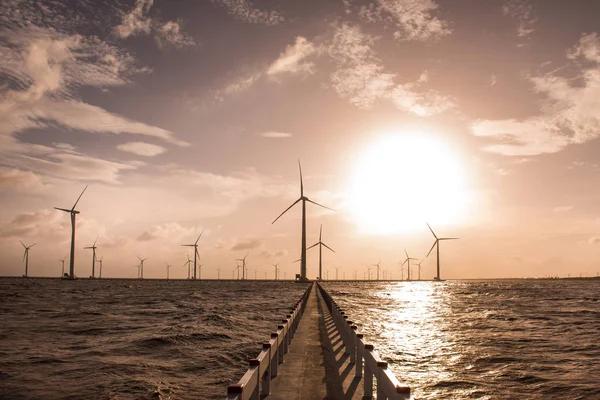 Éoliennes contre ciel nuageux — Photo