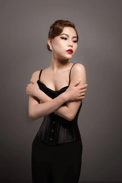 Mulher posando em vestido preto — Fotografia de Stock
