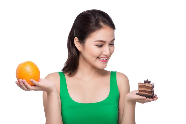 Дівчина тримає апельсин і торт — стокове фото