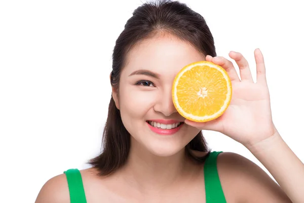 Menina segurando fatia de laranja — Fotografia de Stock