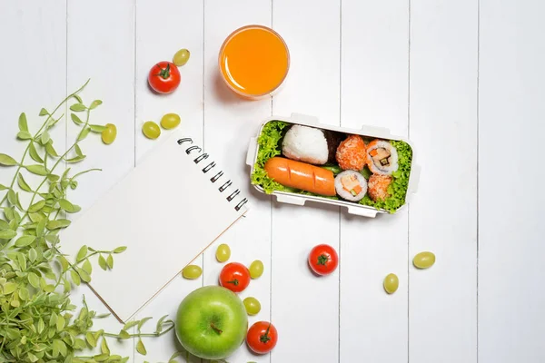 Bento boîte avec différents aliments — Photo