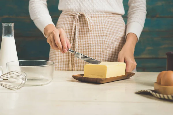 Mujer cortar mantequilla — Foto de Stock