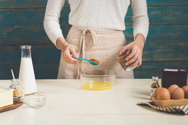 Mujer preparando la masa para el pastel. — Foto de Stock