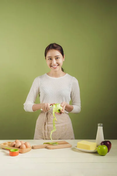 Mujer corte manzana verde — Foto de Stock