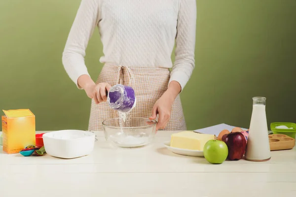 Mujer cocinando pastel. — Foto de Stock